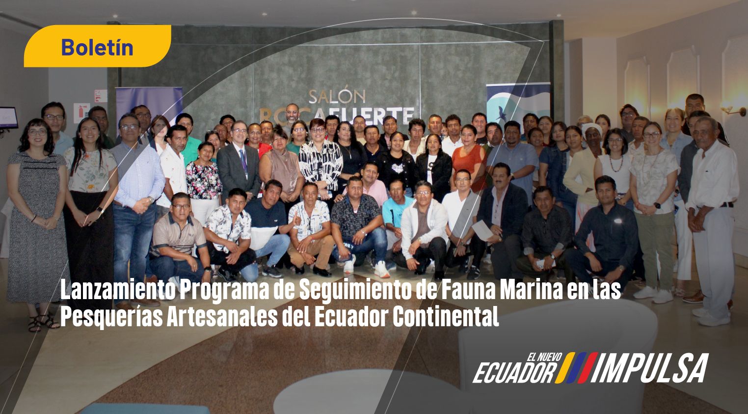 Grupo de hombres y mujeres, incluyendo técnicos del IPIAP y militares navales con uniforme blanco, posando para una fotografía oficial frente a un edificio institucional. En la parte inferior de la imagen se lee el texto "Lanzamiento Programa de Seguimiento de Pesquerías Artesanales del Ecuador Continental" sobre un fondo semitransparente.