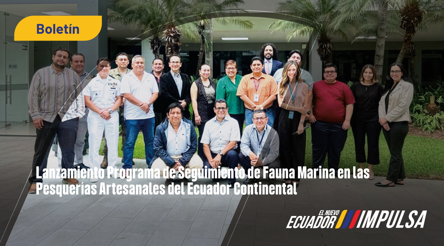 Grupo de aproximadamente 15 personas, incluyendo hombres y mujeres con vestimenta formal, casual y uniformes navales, posando para una foto institucional frente a un edificio moderno. En la parte inferior, un cintillo blanco con texto destaca el lanzamiento del programa de seguimiento de pesquerías artesanales del IPIAP.