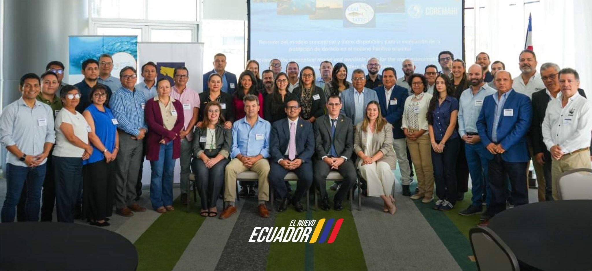 Fotografía grupal de expertos internacionales y personal del IPIAP en un salón de conferencias en Costa Rica. Al fondo, una pantalla muestra el inicio de la reunión sobre la revisión del modelo conceptual y datos para la evaluación del dorado.